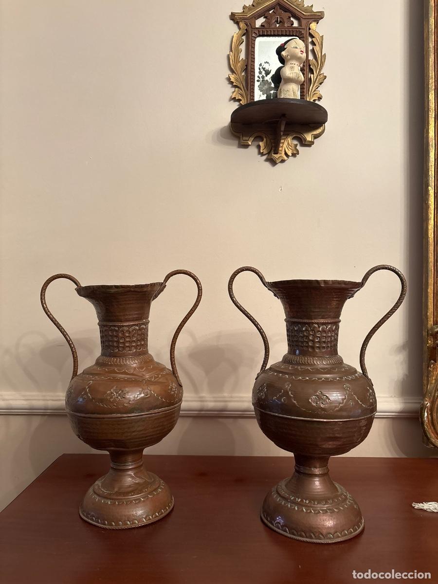Antig&uuml;edades: Pareja de grandes jarrones de laton - Foto 1