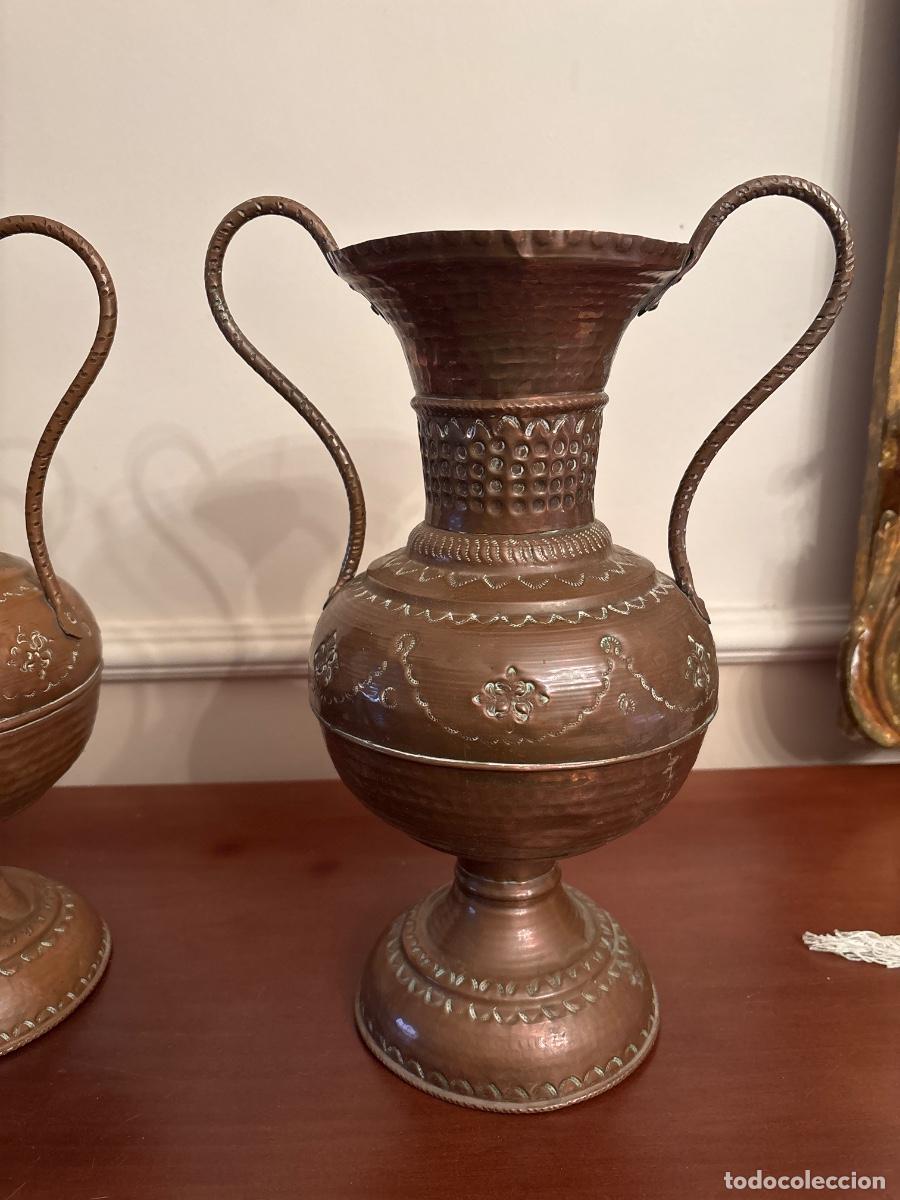 Antig&uuml;edades: Pareja de grandes jarrones de laton - Foto 3