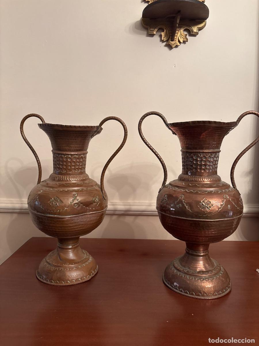 Antig&uuml;edades: Pareja de grandes jarrones de laton - Foto 4