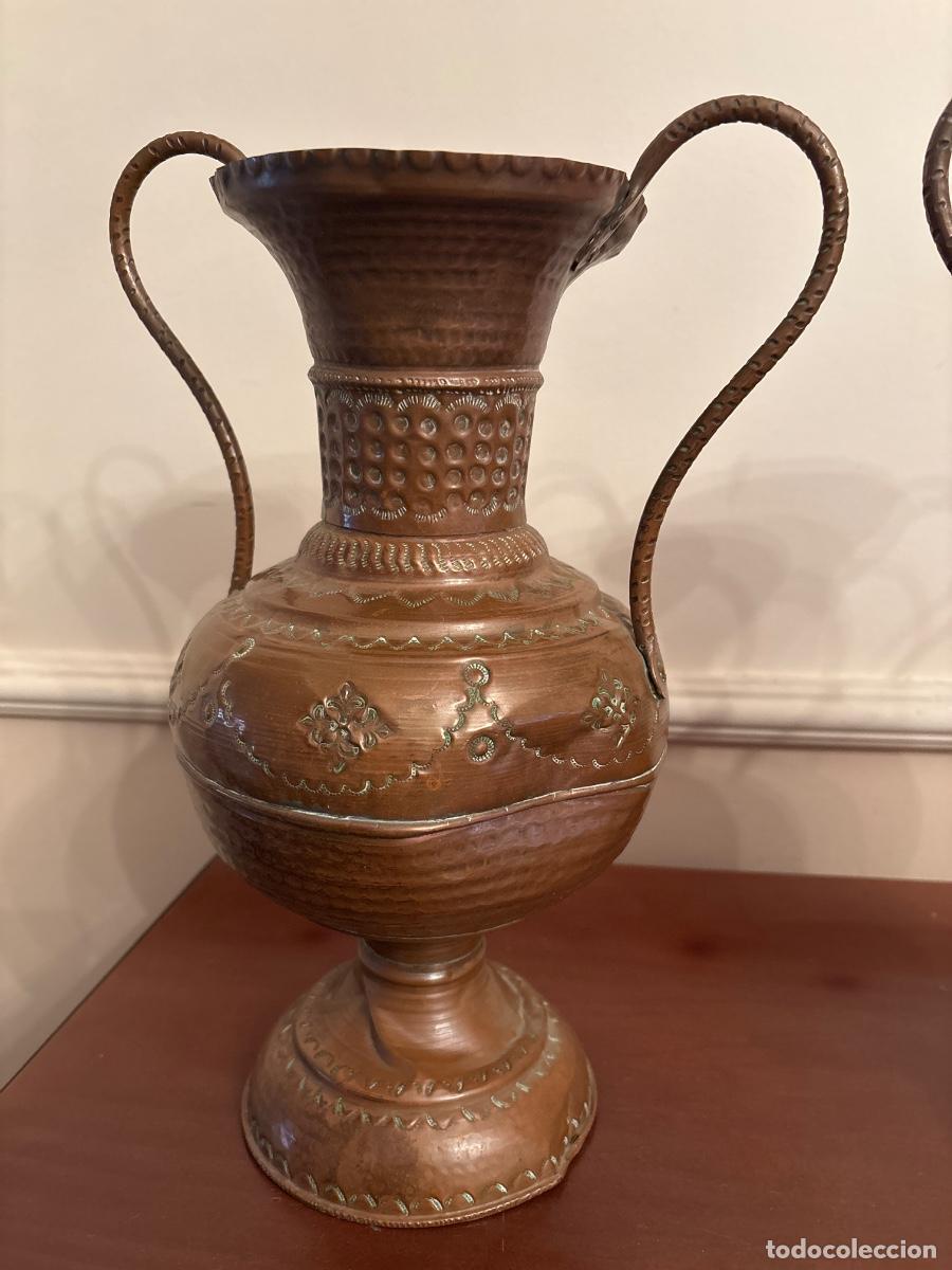 Antig&uuml;edades: Pareja de grandes jarrones de laton - Foto 5