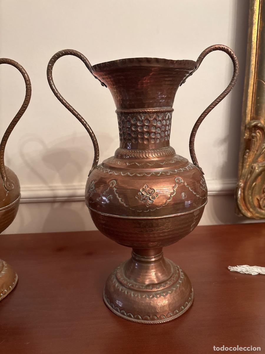 Antig&uuml;edades: Pareja de grandes jarrones de laton - Foto 6