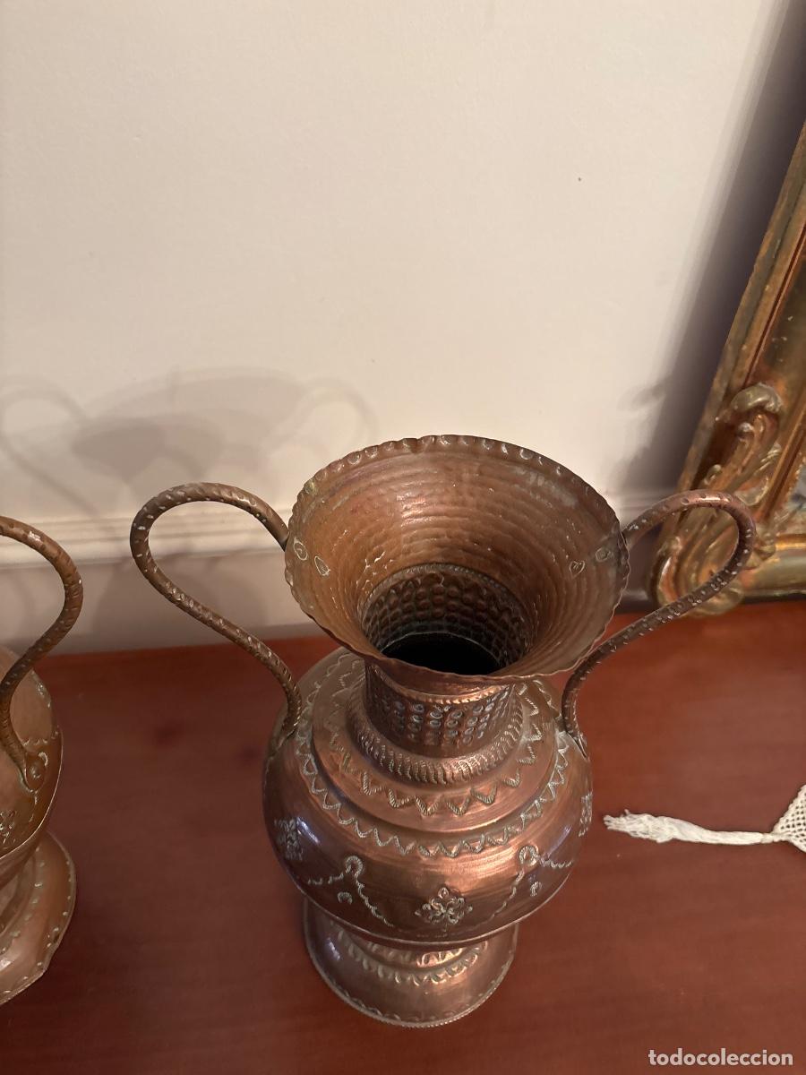 Antig&uuml;edades: Pareja de grandes jarrones de laton - Foto 8