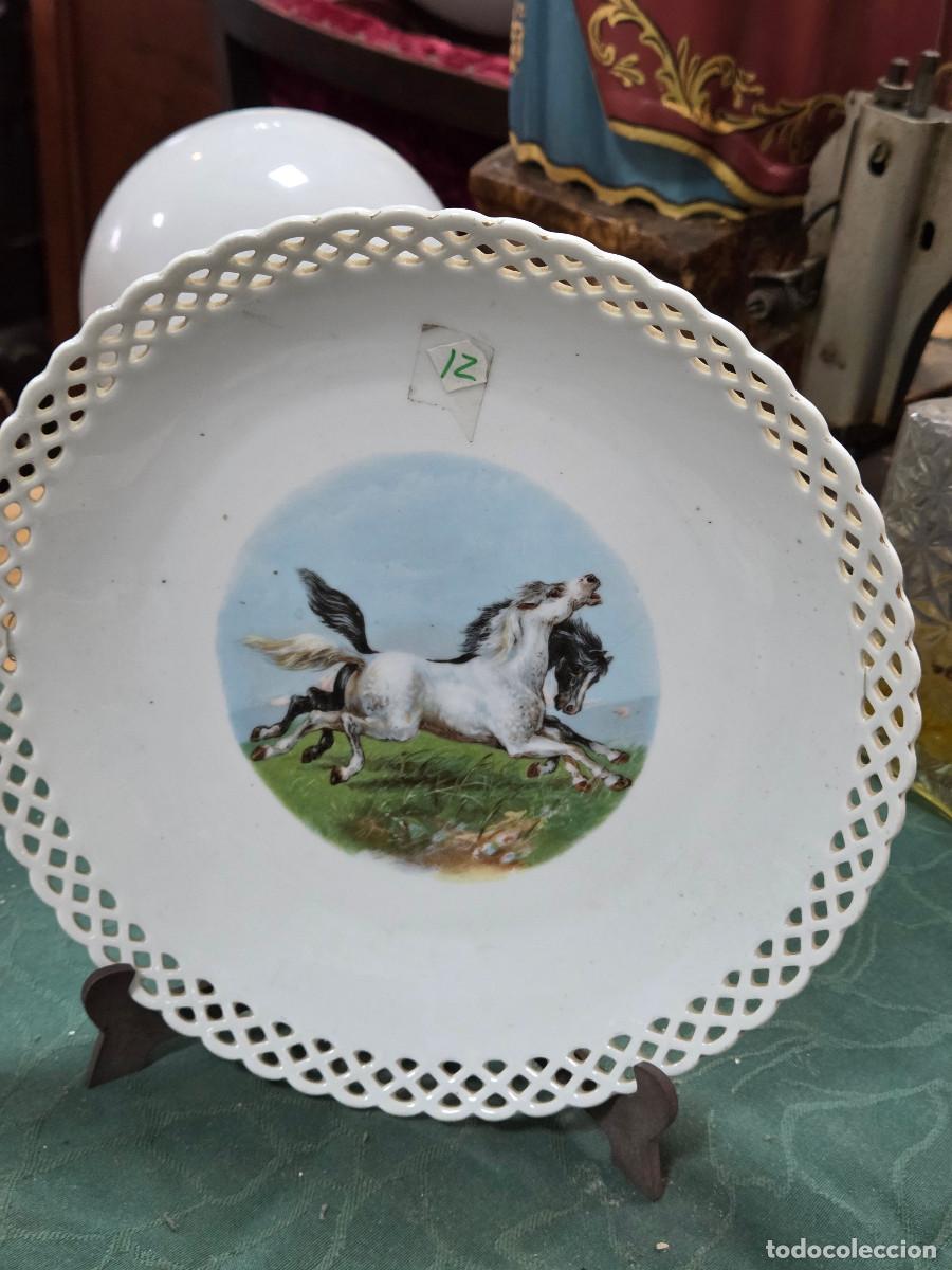 Antig&uuml;edades: plato de ceramica caballos - Foto 1