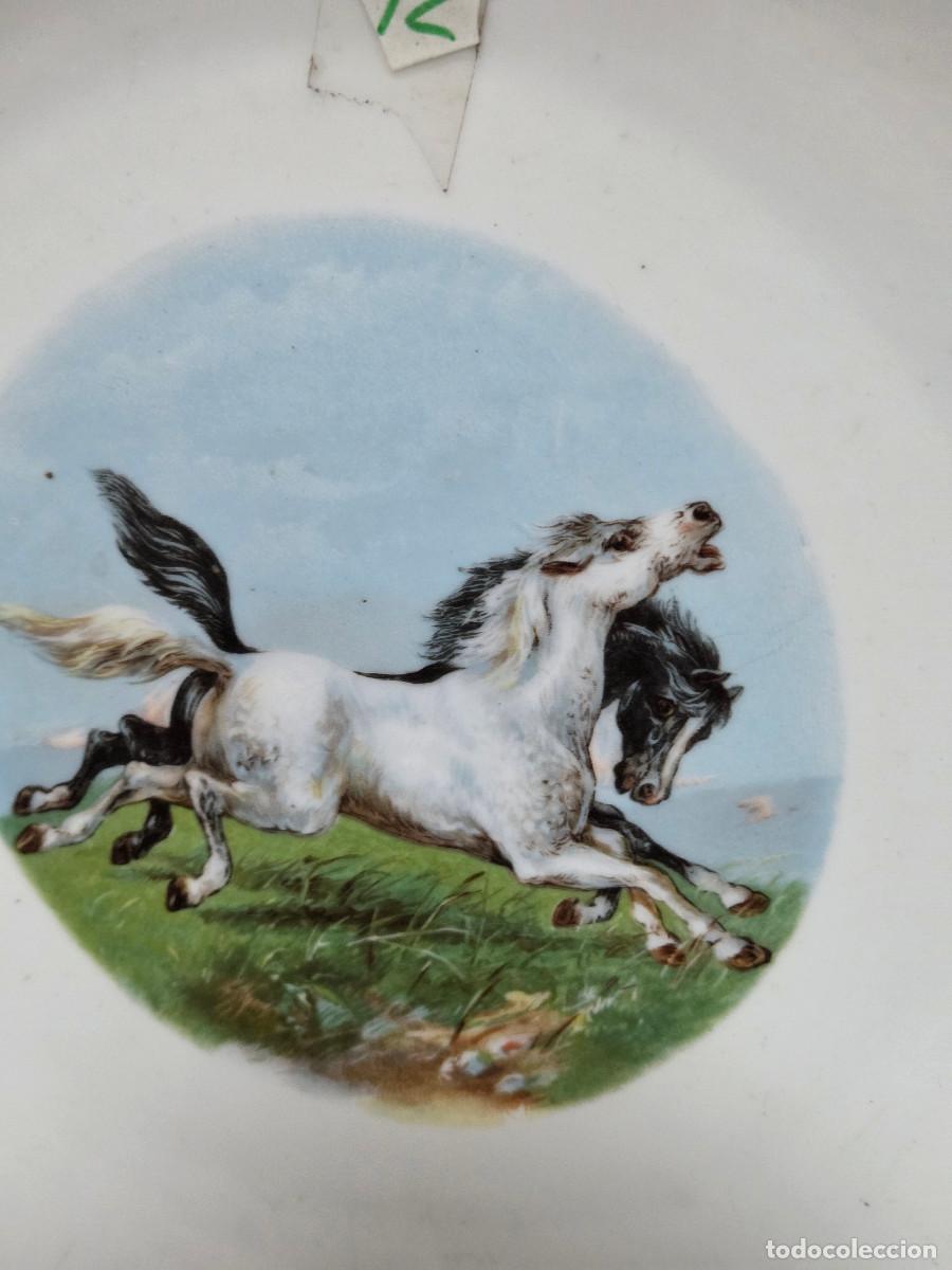 Antig&uuml;edades: plato de ceramica caballos - Foto 2
