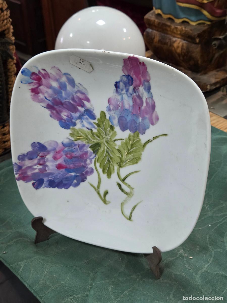 Antig&uuml;edades: plato de porcelana pintado - Foto 1