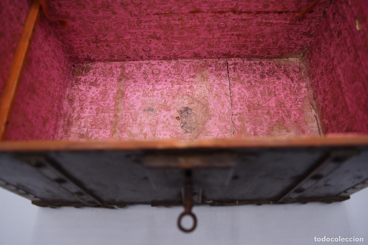 Antig&uuml;edades: Cofre joyero antiguo del S. XIX de madera chapada - Foto 13