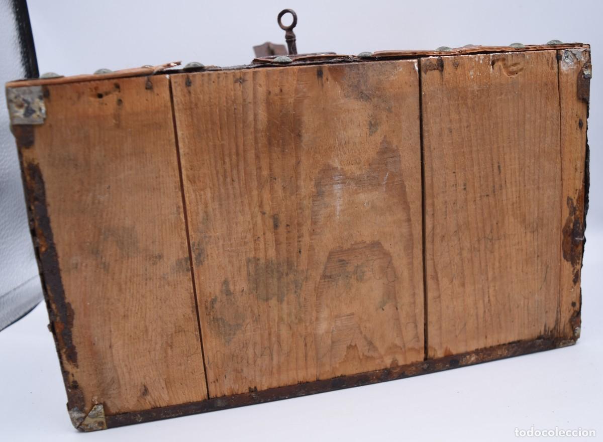 Antig&uuml;edades: Cofre joyero antiguo del S. XIX de madera chapada - Foto 14