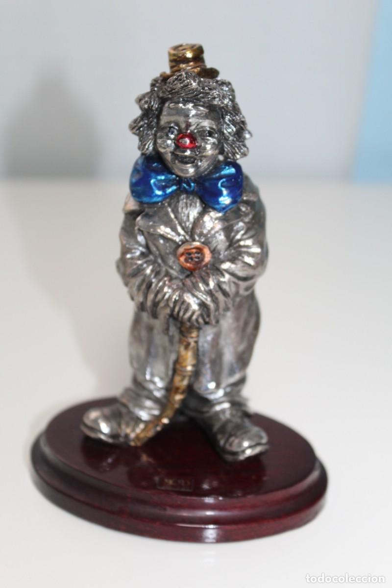 Antig&uuml;edades: ANTIGUO PAYASO PLATEADO CON BASE DE MADERA - Foto 1