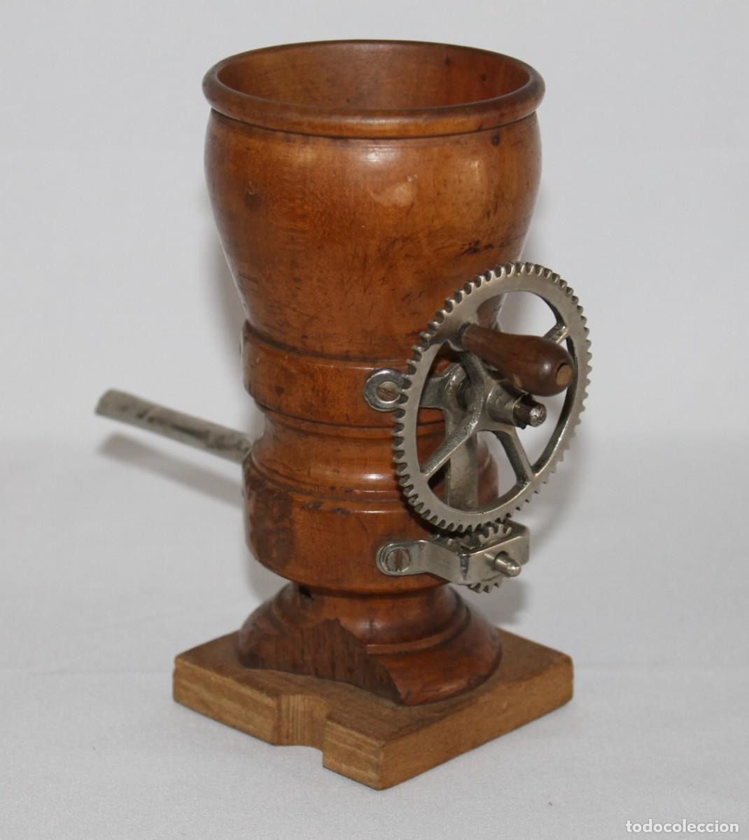 Antig&uuml;edades: Molinillo manual antiguo de madera con mecanismo met&aacute;lico. Patentado