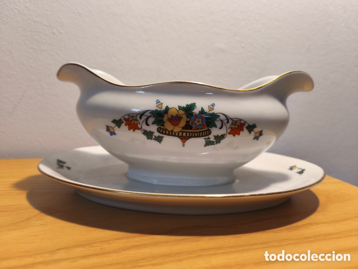 Antig&uuml;edades: Salsera de porcelana de Bohemia de forma ovalada