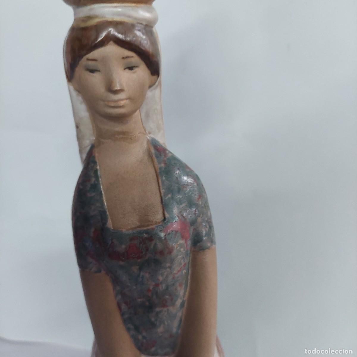 Antig&uuml;edades: Figura de aguadora De Lladro en gres marcada - Foto 2