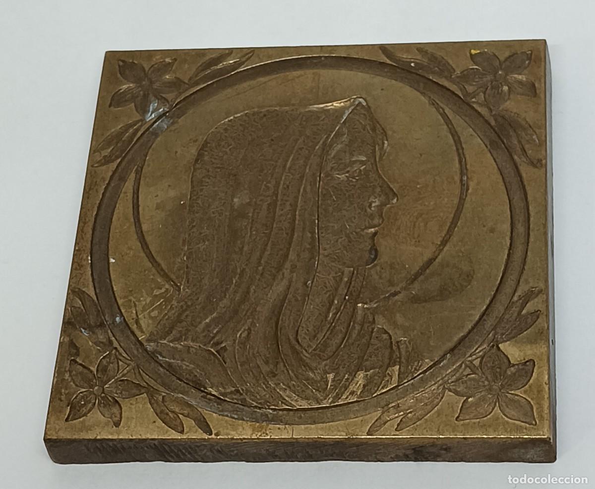 Antig&uuml;edades: PLACA DE LA VIRGEN DE BRONCE MACIZO REPUJADO TALLADO - Foto 2