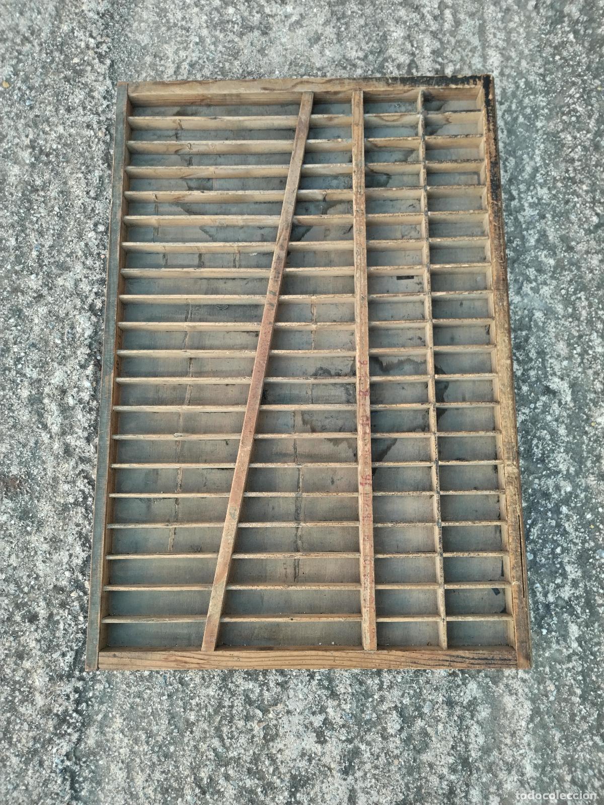 Antig&uuml;edades: caj&oacute;n de imprenta, chivalete, repisa - Foto 2