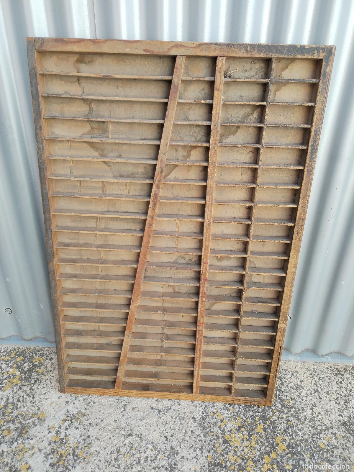 Antig&uuml;edades: caj&oacute;n de imprenta, chivalete, repisa - Foto 4