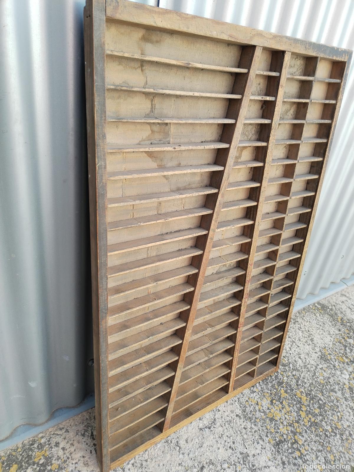 Antig&uuml;edades: caj&oacute;n de imprenta, chivalete, repisa - Foto 5
