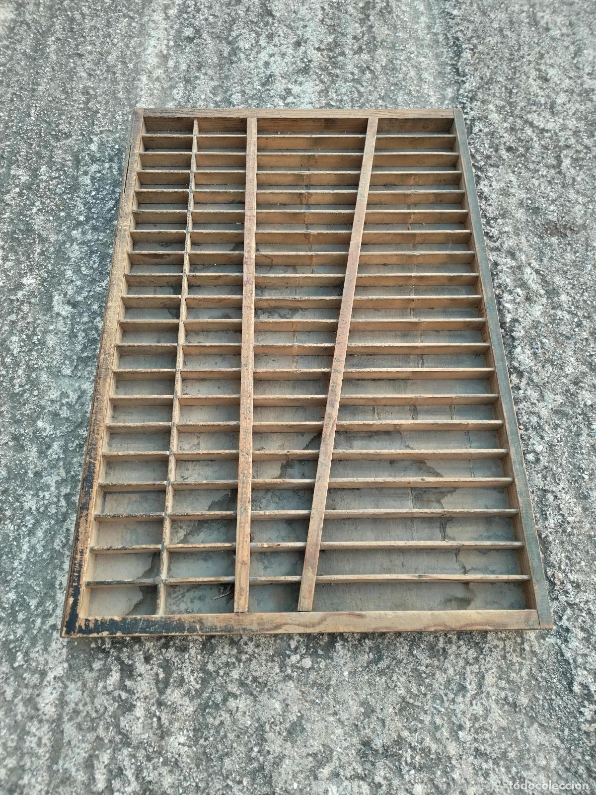 Antig&uuml;edades: caj&oacute;n de imprenta, chivalete, repisa - Foto 7