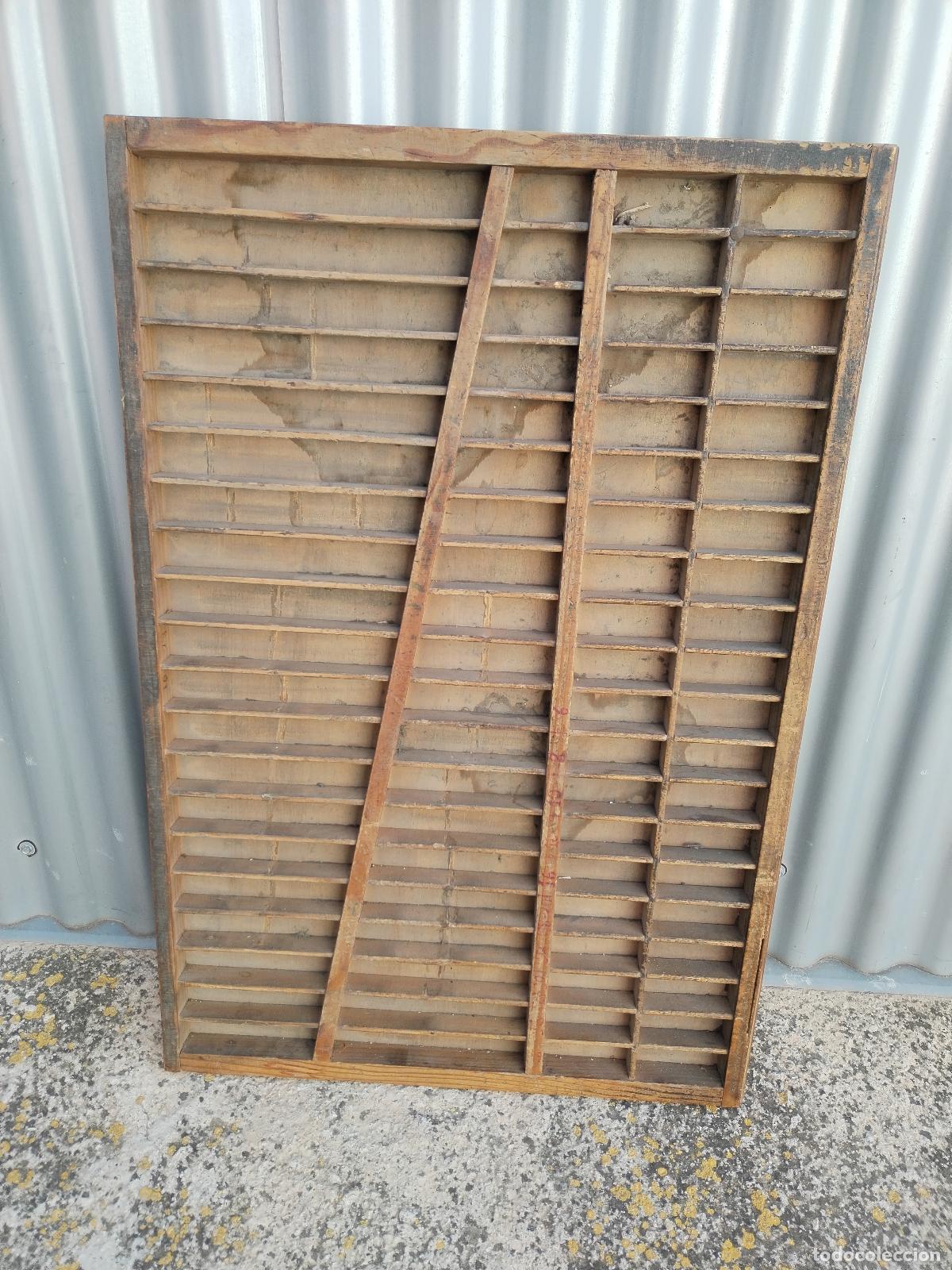 Antig&uuml;edades: caj&oacute;n de imprenta, chivalete, repisa - Foto 1