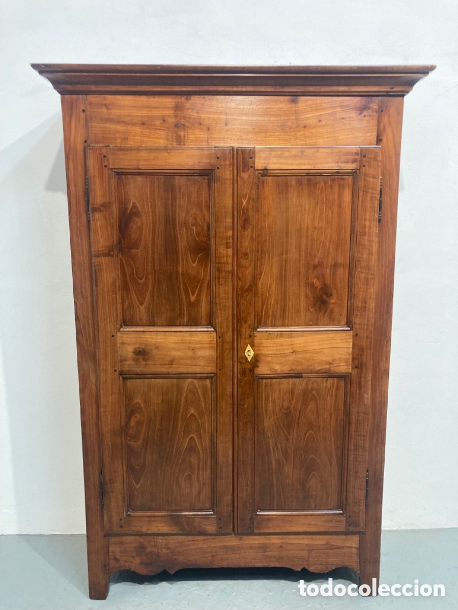 Antig&uuml;edades: Antiguo armario cerezo restaurado - Foto 1