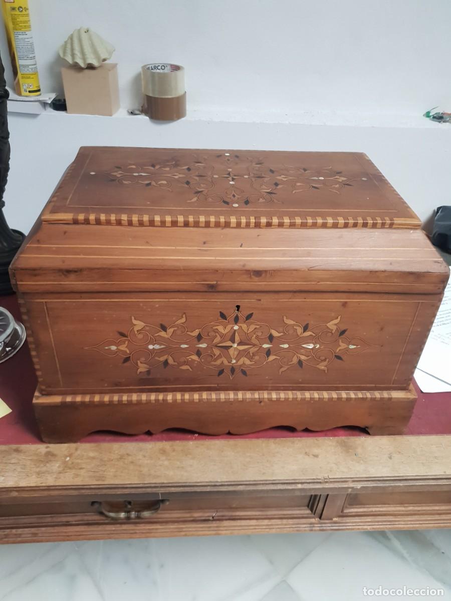 Antig&uuml;edades: Baul de madera de nogal con taracea - Foto 1