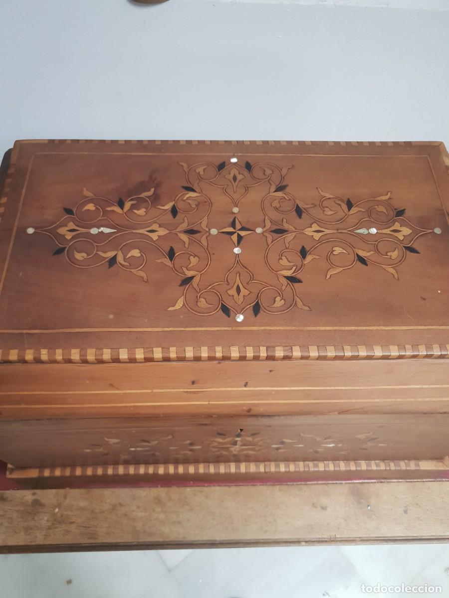 Antig&uuml;edades: Baul de madera de nogal con taracea - Foto 2