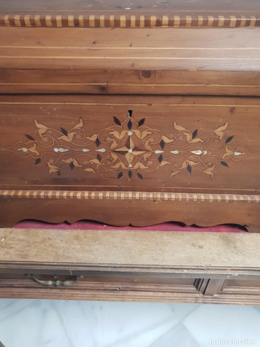 Antig&uuml;edades: Baul de madera de nogal con taracea - Foto 3