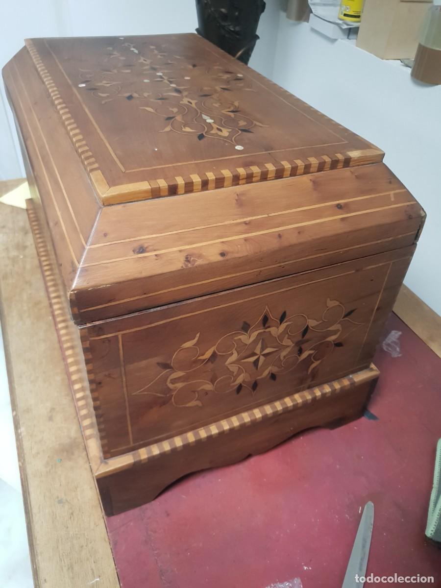 Antig&uuml;edades: Baul de madera de nogal con taracea - Foto 4