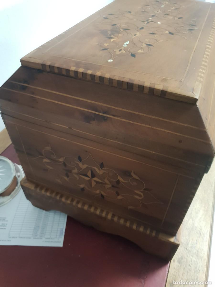 Antig&uuml;edades: Baul de madera de nogal con taracea - Foto 5