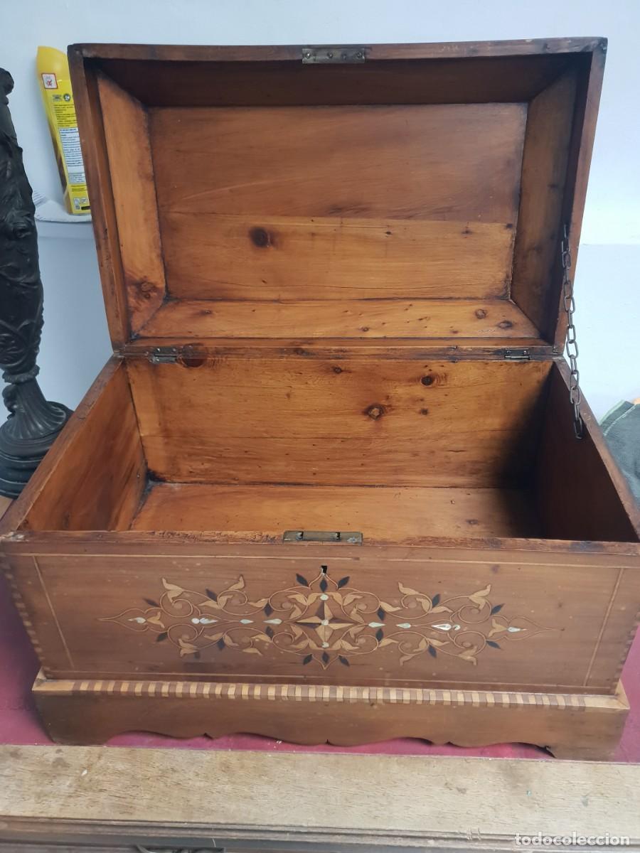 Antig&uuml;edades: Baul de madera de nogal con taracea - Foto 6