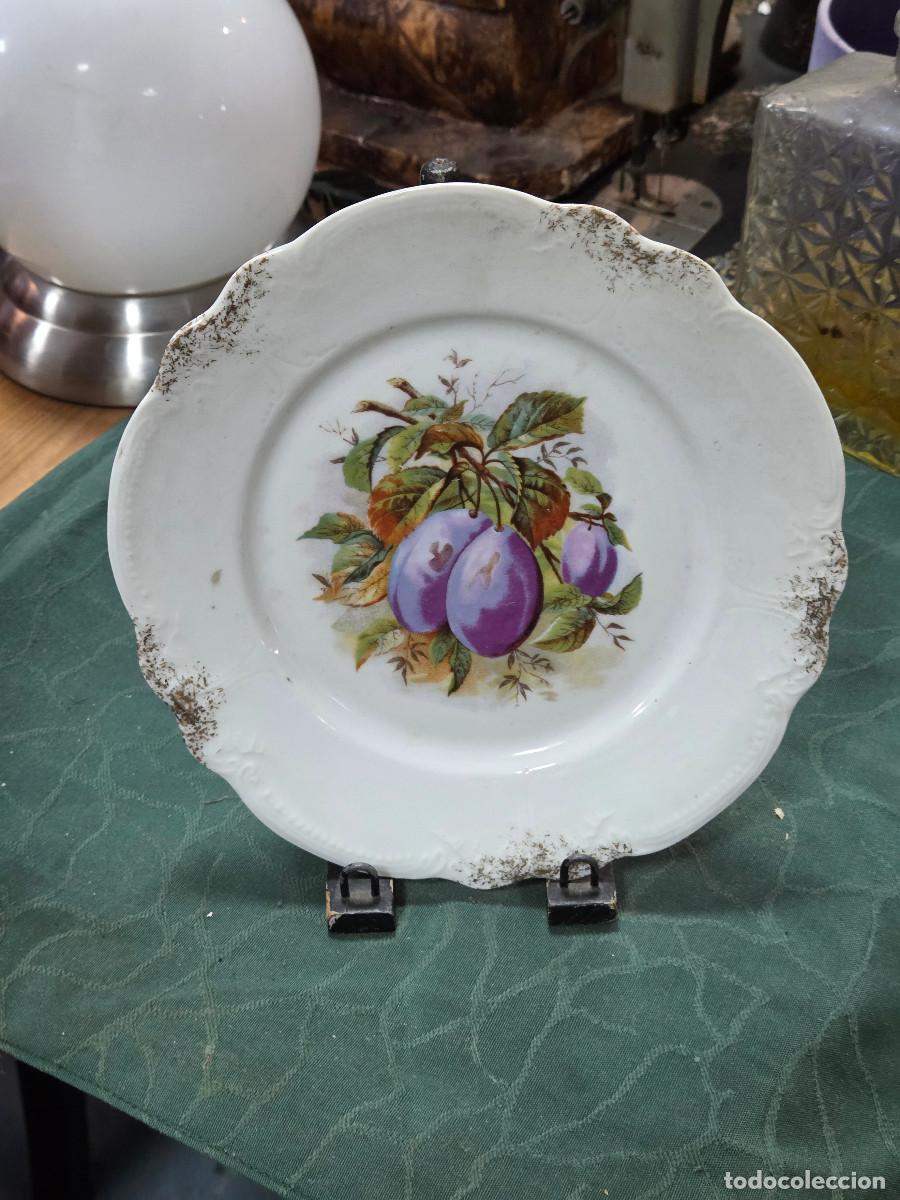 Antig&uuml;edades: plato de porcelana con frutas - Foto 1