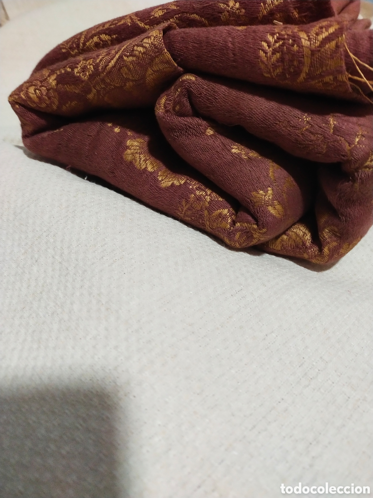 Antig&uuml;edades: Pieza de tejido brocado, color marr&oacute;n y dorado