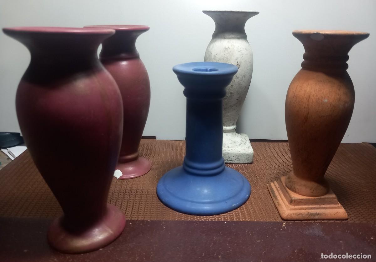 Antig&uuml;edades: LOTE DE 5 PEQUE&Ntilde;OS CANDELABROS DE BARRO - Foto 2