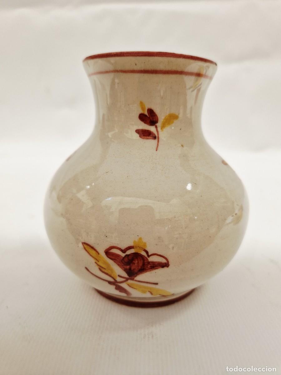 Antig&uuml;edades: ANTIGUO FLORERO O JARRON DE LOZA PINTADO A MANO CON FLORES ROJAS