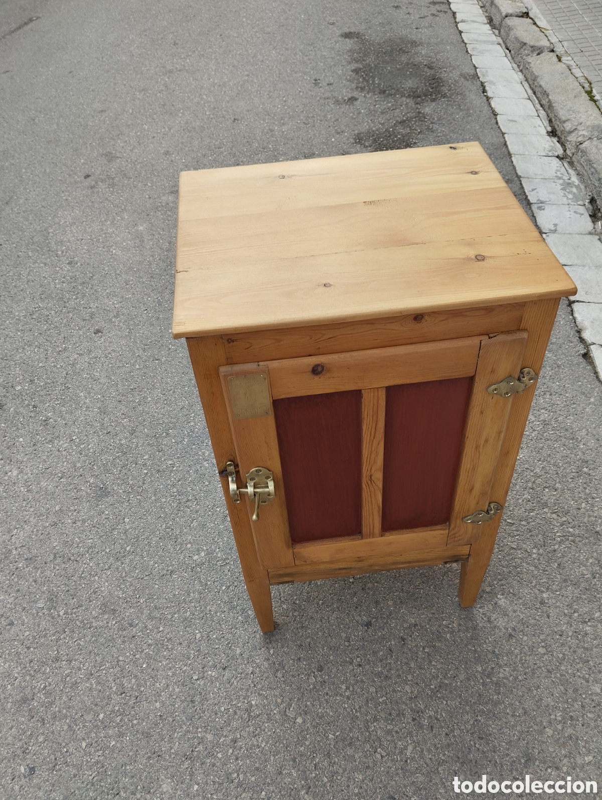 Antig&uuml;edades: Antigua nevera de madera - Foto 2