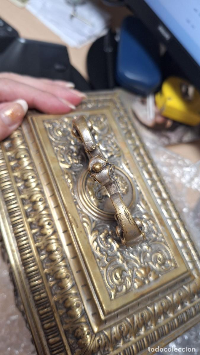 Antig&uuml;edades: Caja de bronce con Cari&aacute;tides. Joyero. - Foto 17