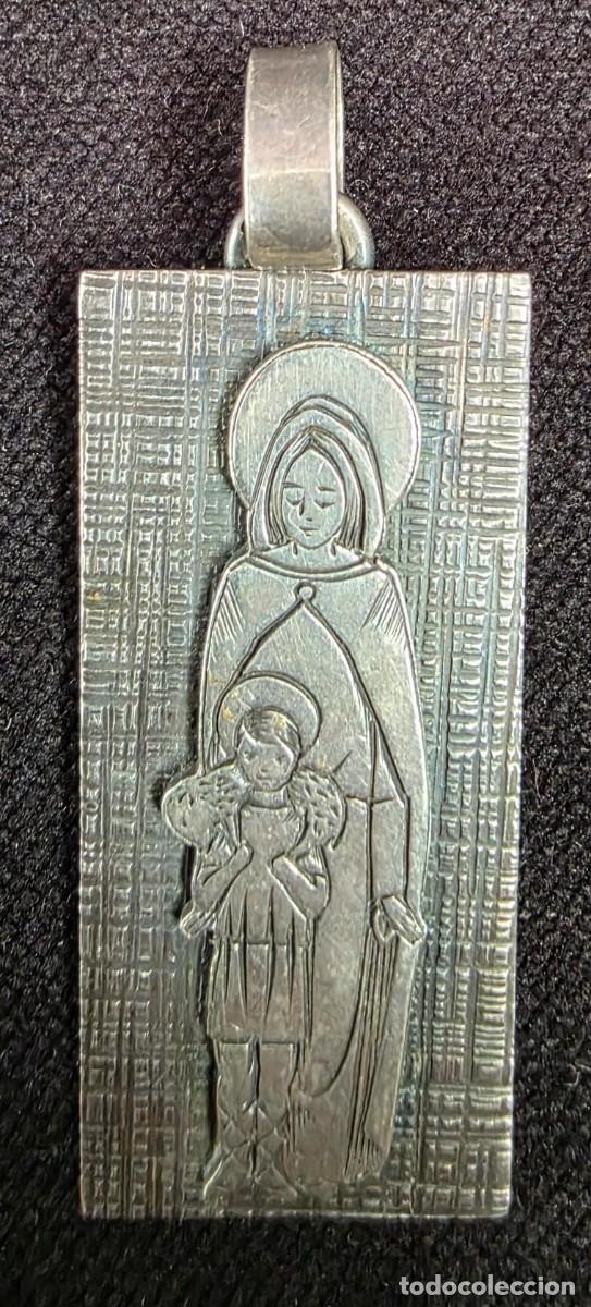 Antig&uuml;edades: Colgante devocional rectangular en plata de ley con escena religiosa grabada &middot; 5,5 cm - Foto 1