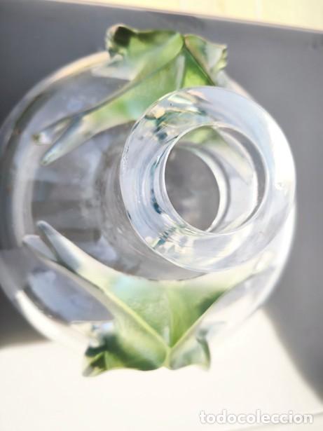 Antig&uuml;edades: Florero de vidrio art&iacute;stico soplado con aplicaciones verdes s. XX