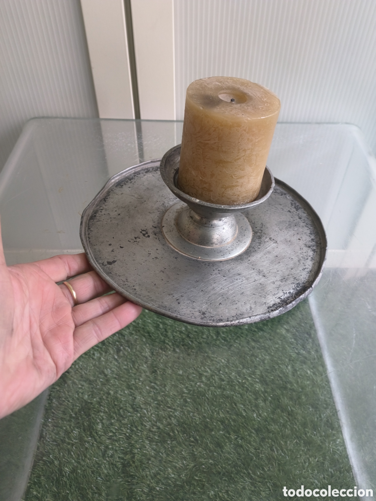 Antig&uuml;edades: Portavela o portacirio, candelabro r&uacute;stico de metal, grande. Antiguo.