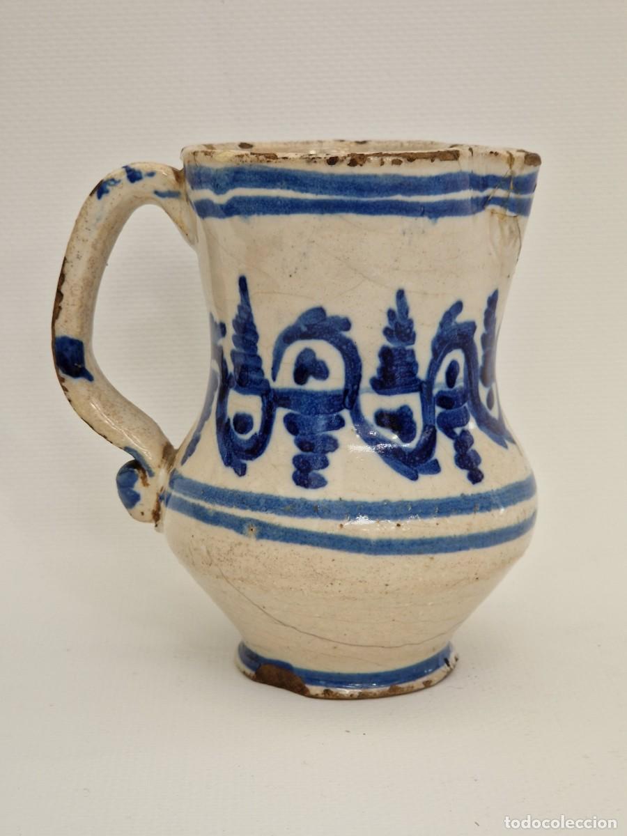 Antig&uuml;edades: JARRA ANTIGUA DE CER&Aacute;MICA ESMALTADA AZUL SOBRE BLANCO CON MOTIVOS VEGETALES Y RELIEVE