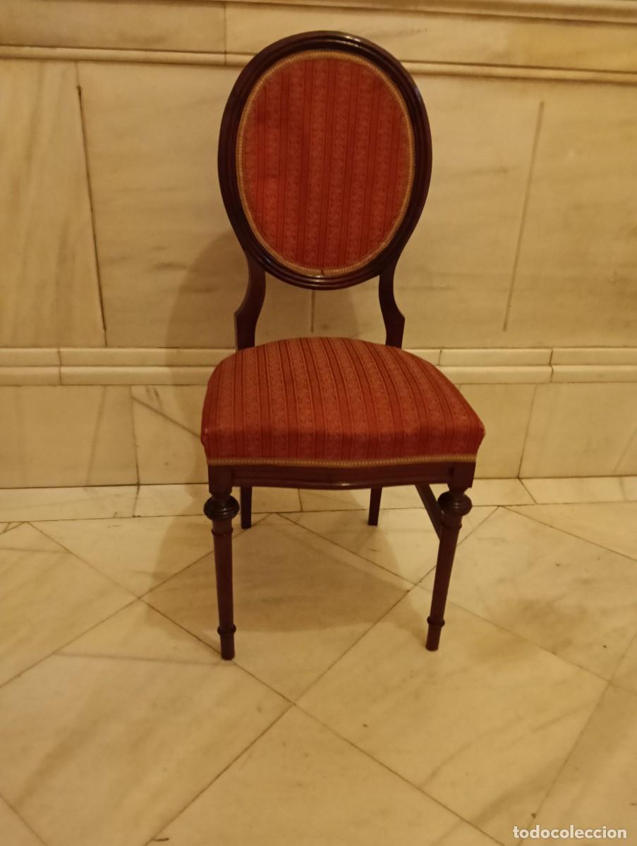 Antig&uuml;edades: Sillas de madera y tela roja - Foto 1
