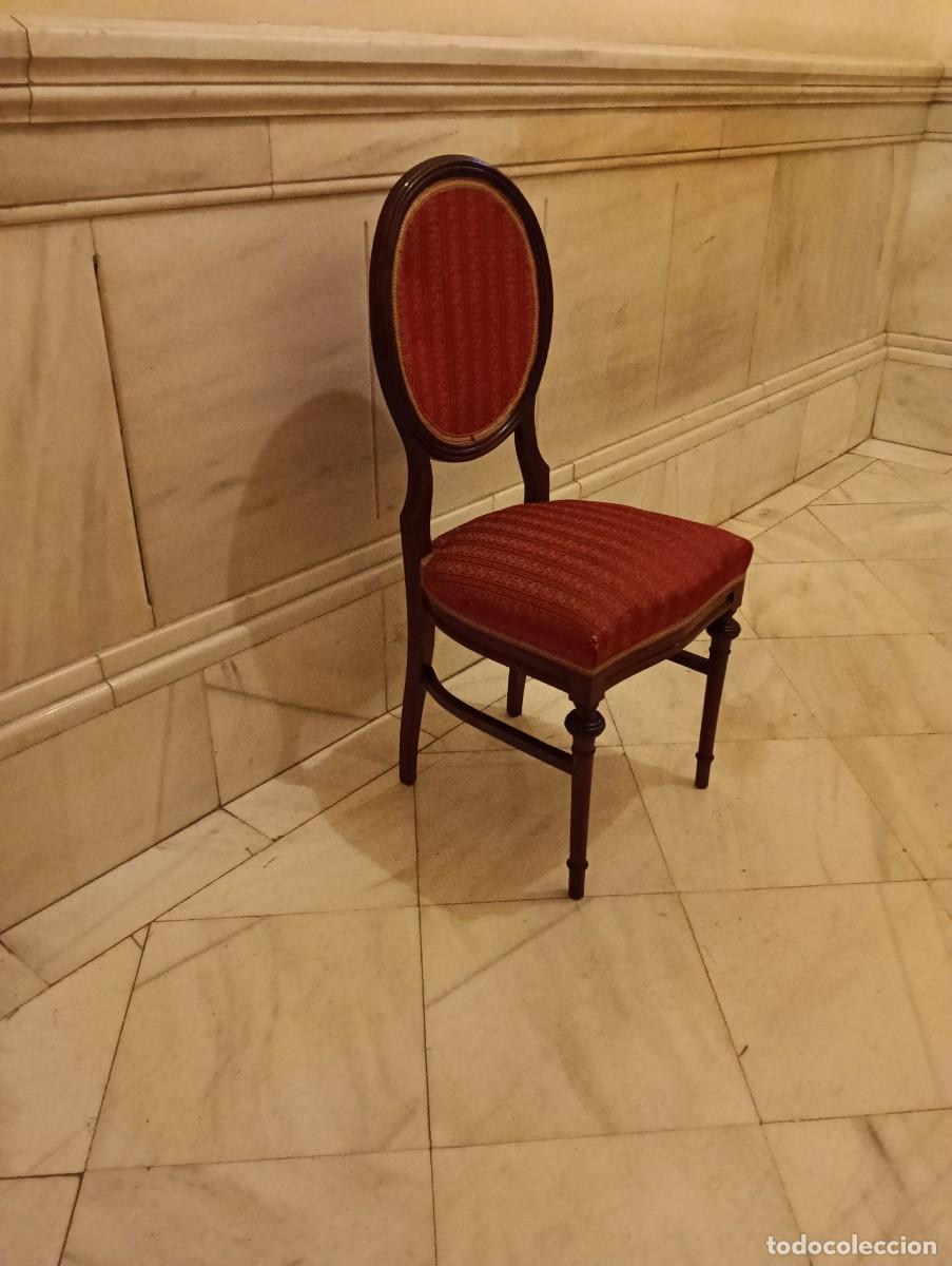 Antig&uuml;edades: Sillas de madera y tela roja - Foto 2