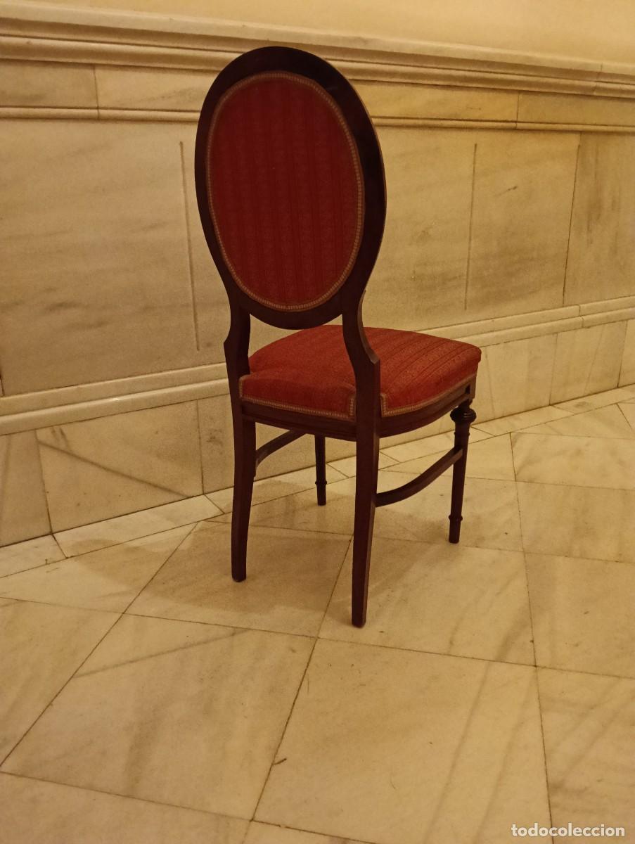 Antig&uuml;edades: Sillas de madera y tela roja - Foto 3