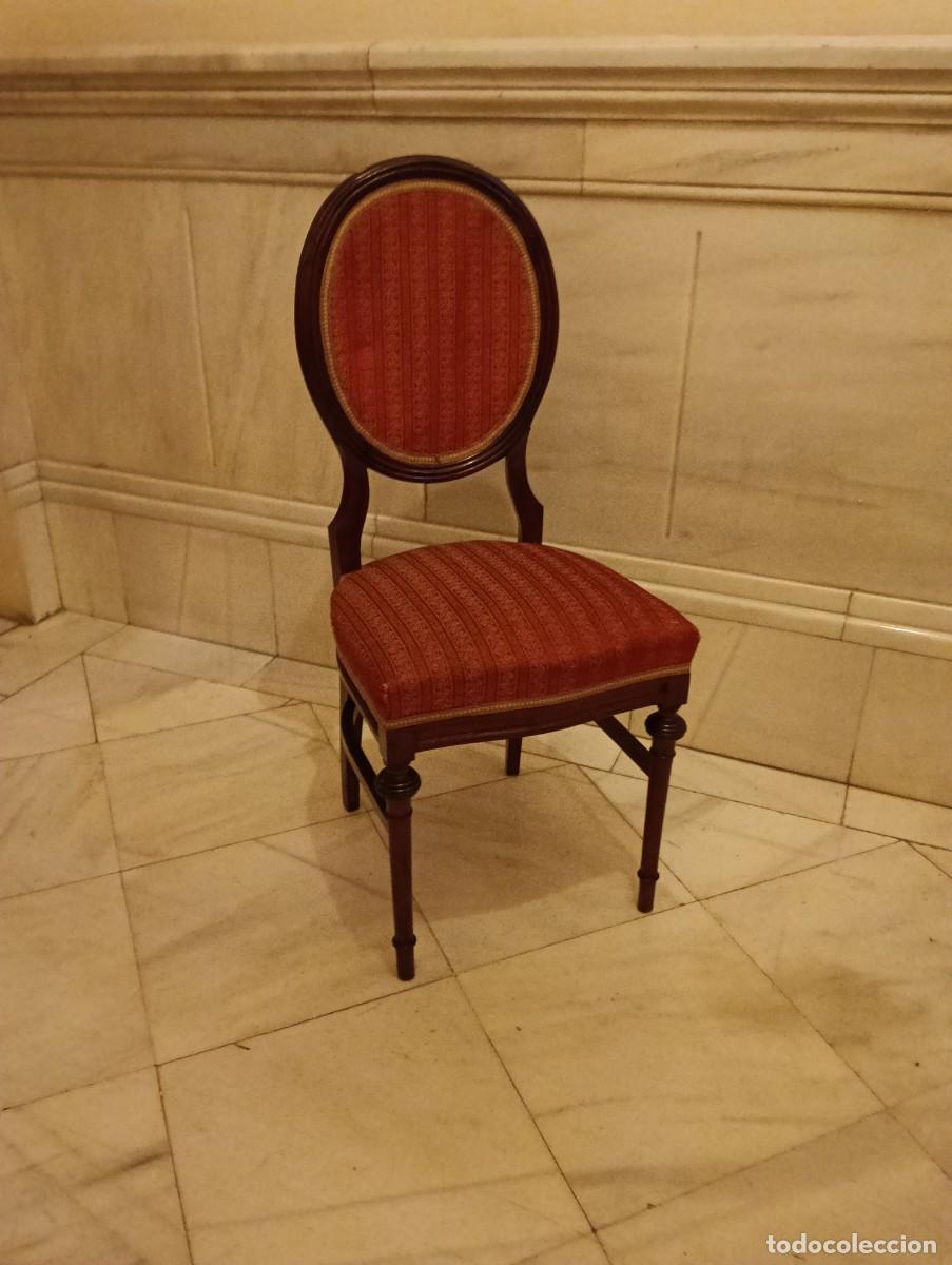 Antig&uuml;edades: Sillas de madera y tela roja - Foto 4