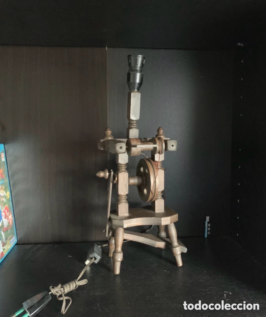 Antig&uuml;edades: Antigua l&aacute;mpara de madera &ldquo;Rueca&rdquo; - Foto 1