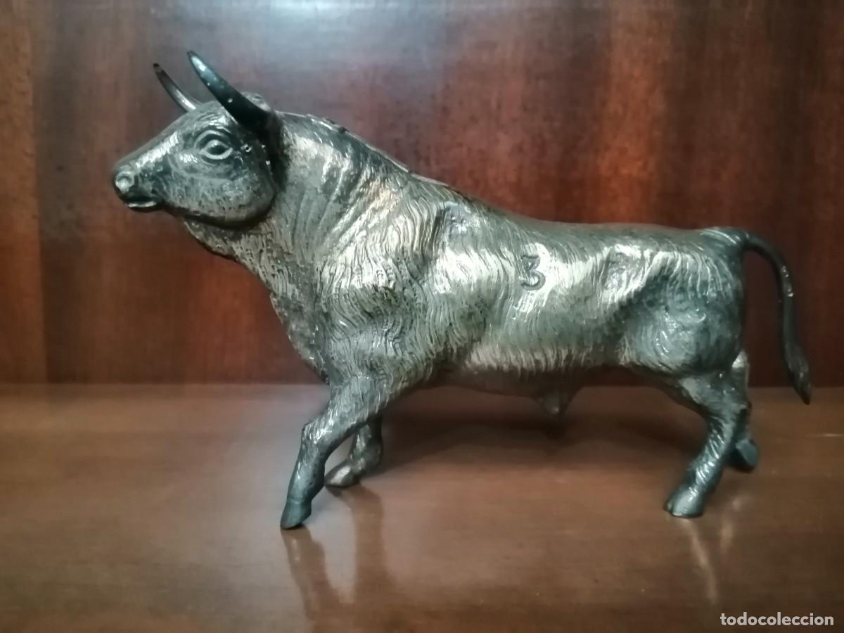 Oggetti Antichi: TORO METAL PLATEADO 14CMS