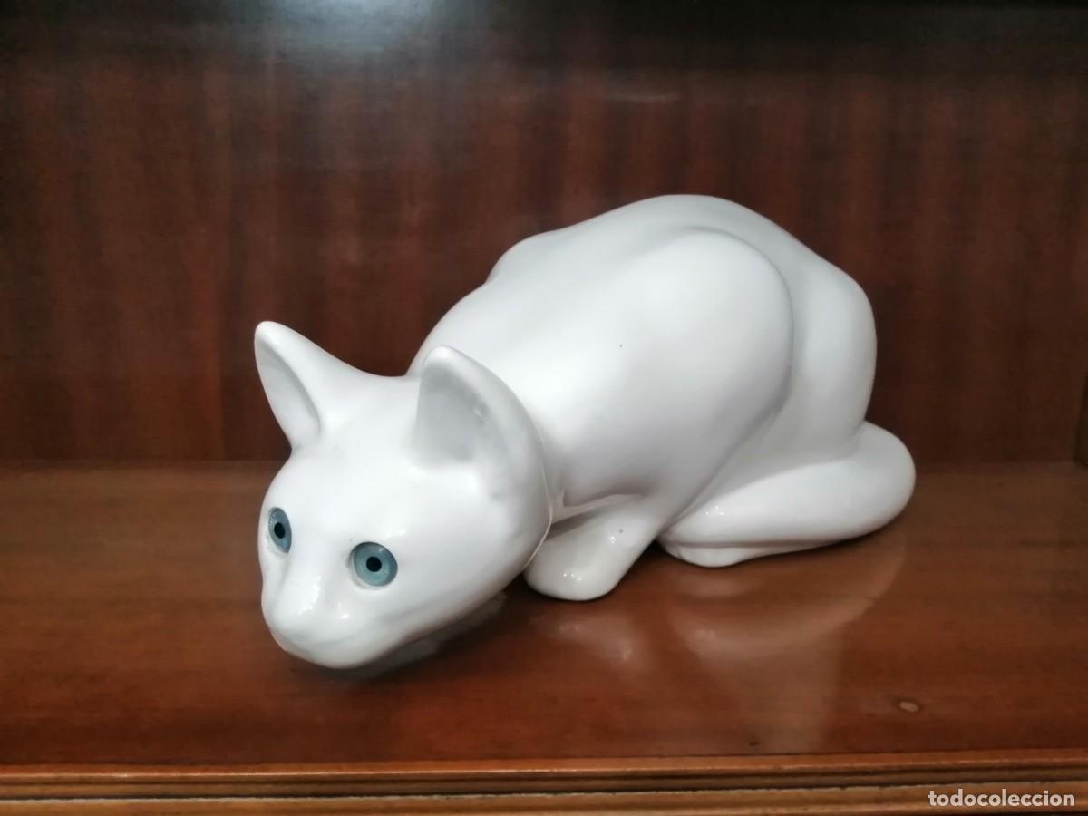 Antiguidades: GATO EN CER&Aacute;MICA BLANCO OJOS AZULES TUMBADO