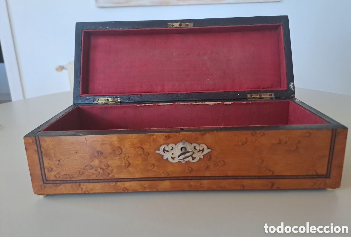 Antig&uuml;edades: Caja de madera de finales XIX Con iniciales E y N. Con llave - Foto 3