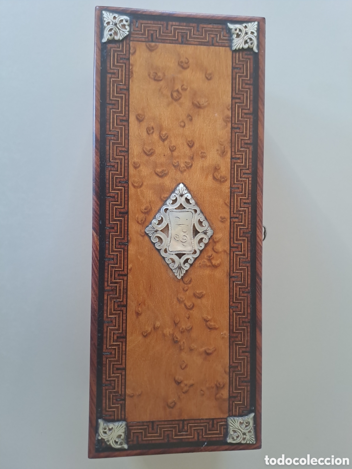 Antig&uuml;edades: Caja de madera de finales XIX Con iniciales E y N. Con llave - Foto 4