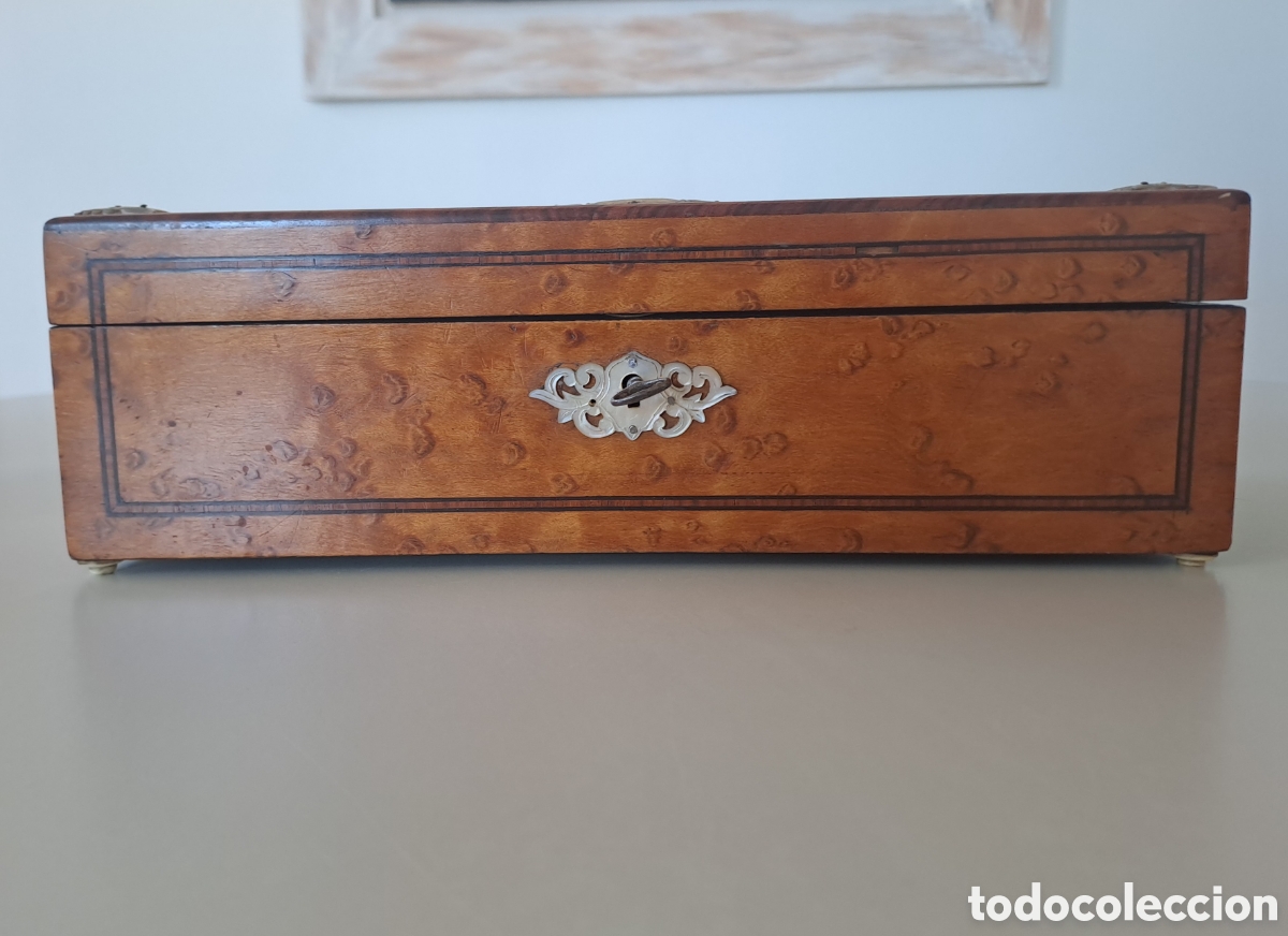Antig&uuml;edades: Caja de madera de finales XIX Con iniciales E y N. Con llave - Foto 1