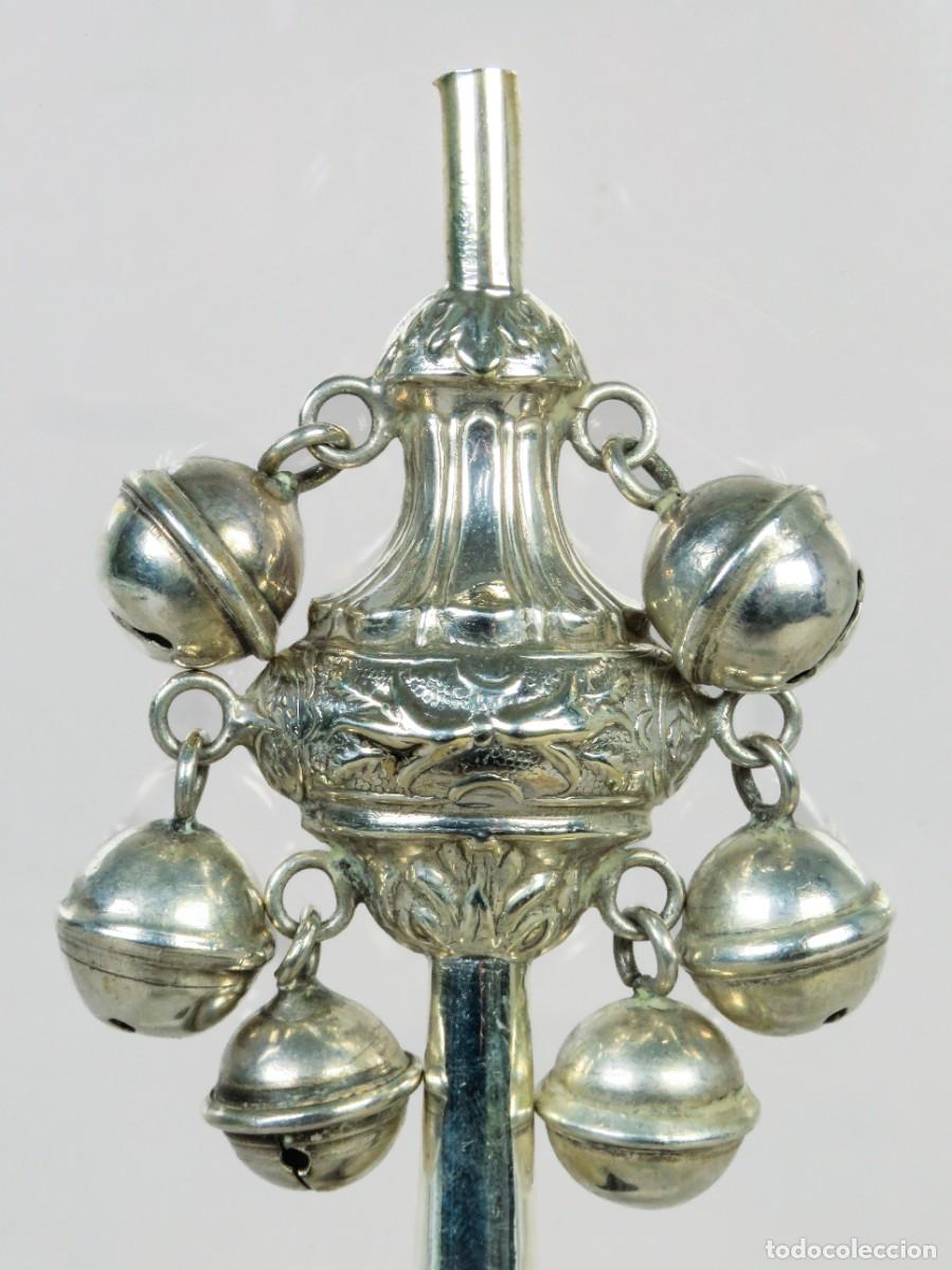 Antig&uuml;edades: Sonajero de plata con mango de madera siglo XX - Foto 2