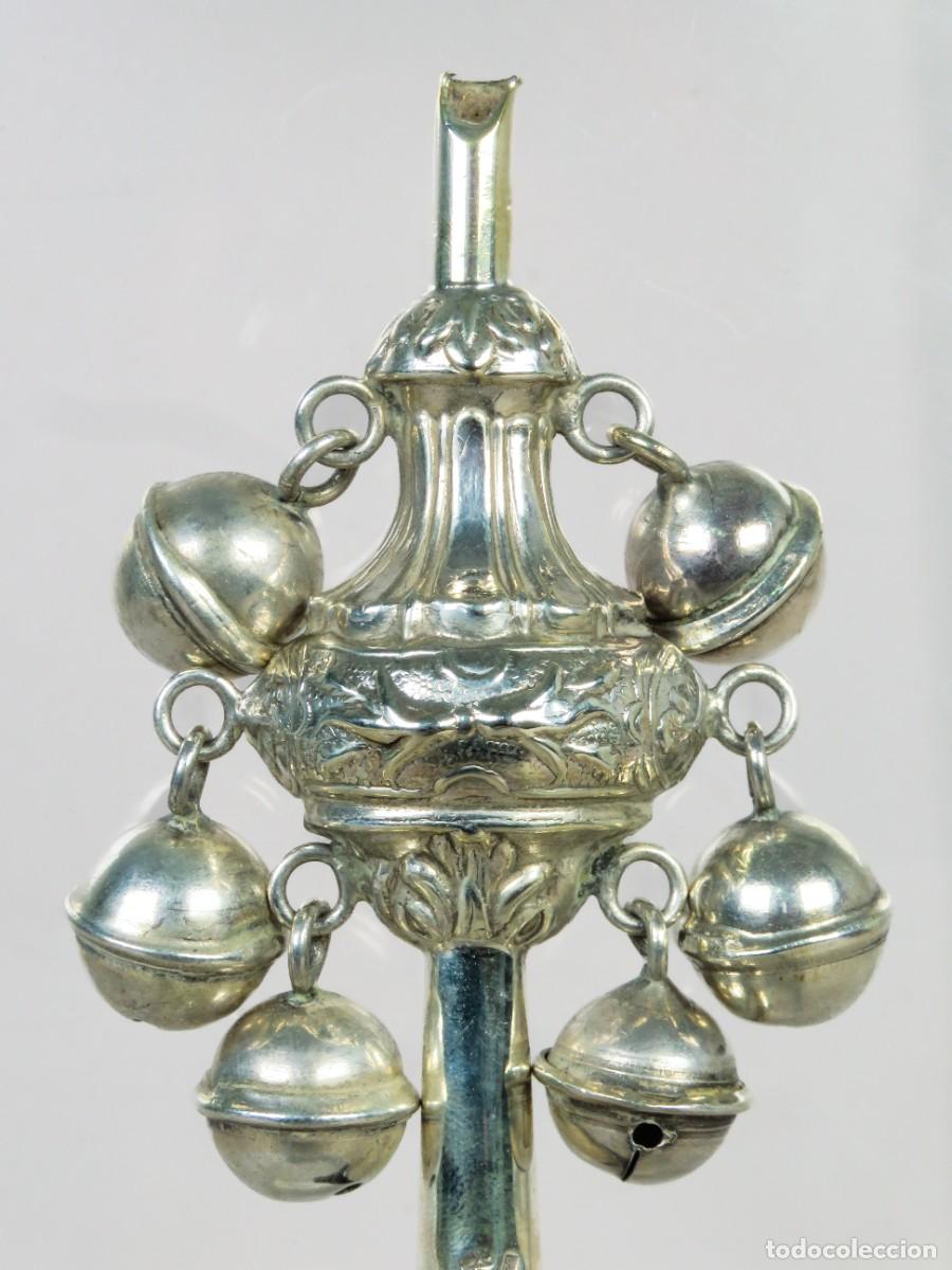 Antig&uuml;edades: Sonajero de plata con mango de madera siglo XX - Foto 5
